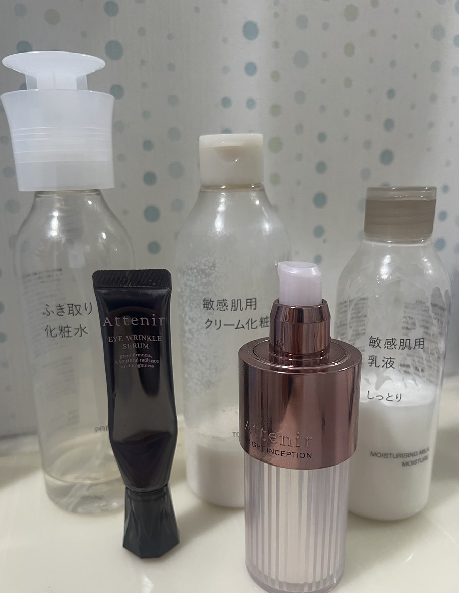 実際に使っているスキンケア用品。無印のふき取り化粧水・クリーム化粧水・乳液とアテニアのアイリンクルセラム・ブライトインセプション